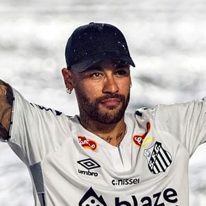 Bruninho surpreende com ensaio e recebe elogios inesperados de Neymar e João Rafael.