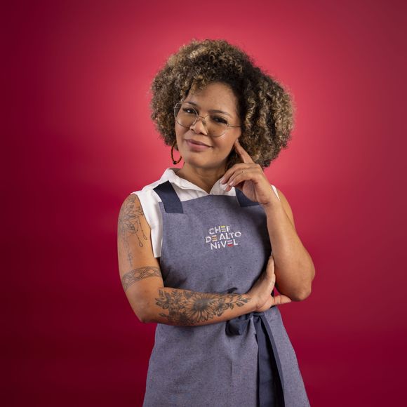 Adriana Veloso – Adriana, de 48 anos, nasceu em Turiaçu, no Maranhão, cresceu em Belém, no Pará, e hoje mora no Rio de Janeiro. Chef de cozinha, carrega no seu trabalho os sabores e tradições da gastronomia paraense, o que rendeu a seu restaurante o prêmio de melhor restaurante brasileiro do Rio de Janeiro em 2022 e 2023, dado pela imprensa especializada