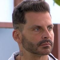 Henri Castelli é milionário e dono de uma ilha? Fora do 'BBB 26' e em passeio de barco, ator reage a rumor e cita programa da Globo: 'Entrei para...'
