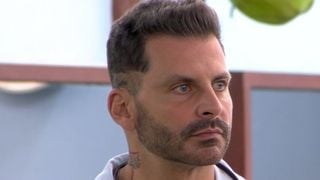 Henri Castelli é milionário e dono de uma ilha? Fora do 'BBB 26' e em passeio de barco, ator reage a rumor e cita programa da Globo: 'Entrei para...'