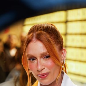 Com camisa de R$ 16.710, Marina Ruy Barbosa eleva o jeans básico em evento de moda