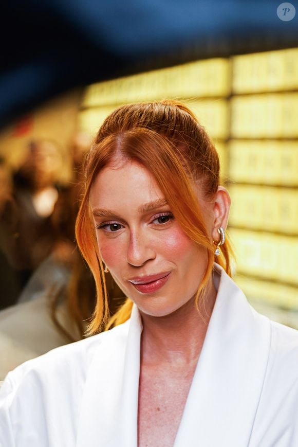 Com camisa de R$ 16.710, Marina Ruy Barbosa eleva o jeans básico em evento de moda