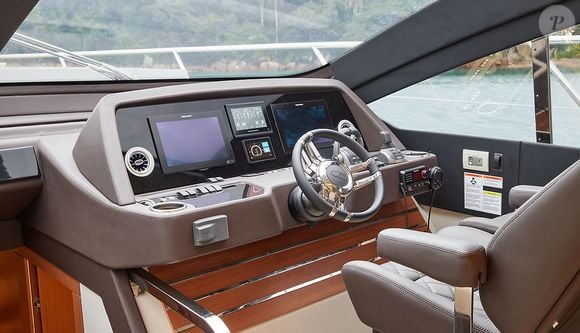 Suíte máster da embarcação de luxo garante privacidade e acesso independente a bordo