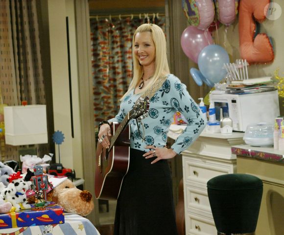 Lisa Kudrow, Phoebe Buffay em 'Friends', revelou detalhes financeiros sobre sitcom e relação com Jennifer Aniston teria esfriado após entrevistas polêmicas