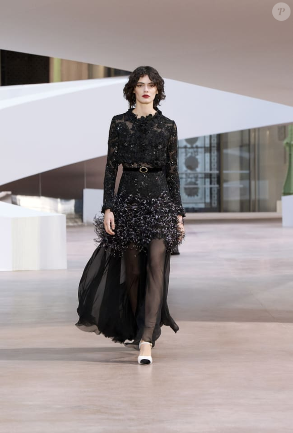 Look preto Chanel usado por Fernanda Torres no Oscar 2025 foi desfilado na coleção Alta Costura 2025 da marca