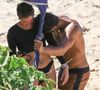 Agatha Moreira e Rodrigo Simas estiveram na praia da Barra da Tijuca nesta segunda-feira (17)