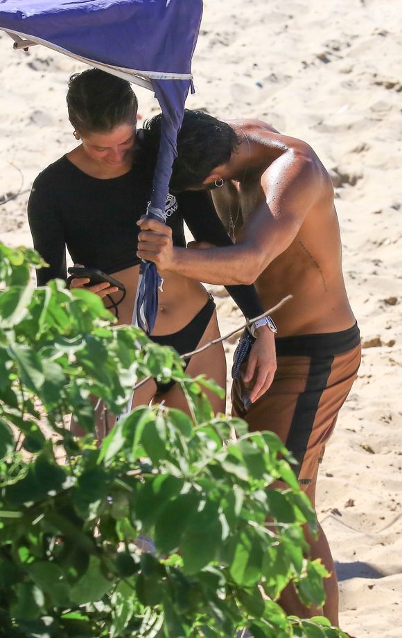 Agatha Moreira e Rodrigo Simas estiveram na praia da Barra da Tijuca nesta segunda-feira (17)