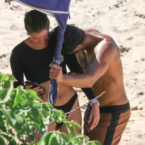 Agatha Moreira e Rodrigo Simas estiveram na praia da Barra da Tijuca nesta segunda-feira (17)