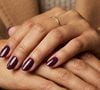 Unhas cor de ameixa: O esmalte ameixa é uma das apostas de manicure para o outono de 2026. Com fundo arroxeado e nuances que lembram o bordô e o vinho, a tonalidade combina profundidade e sofisticação, sendo uma alternativa para quem deseja atualizar as unhas com uma cor marcante e elegante