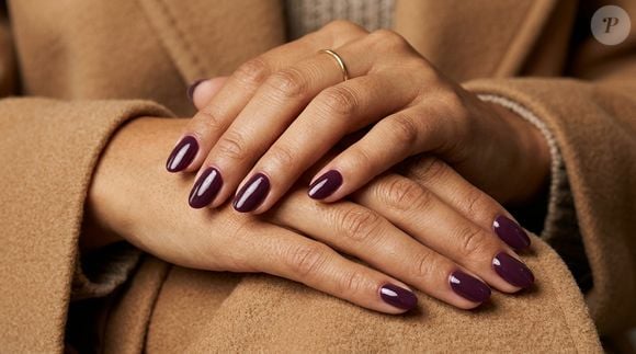 Unhas cor de ameixa: O esmalte ameixa é uma das apostas de manicure para o outono de 2026. Com fundo arroxeado e nuances que lembram o bordô e o vinho, a tonalidade combina profundidade e sofisticação, sendo uma alternativa para quem deseja atualizar as unhas com uma cor marcante e elegante