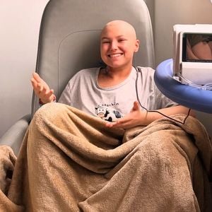 Isabel Veloso raspou os cabelos por causa da agressividade dos medicamentos que tomava