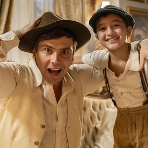 Candinho (Sergio Guizé ) e Samir (Davi Malizia) na novela 'Êta Mundo Melhor!'