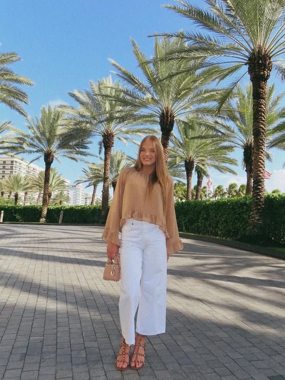 Além do look escolhido, Rafa Justus apostou em uma sandália rasteira com detalhes em dourado e uma bolsinha para compor a produção.