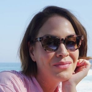 Atriz de 'História de Amor' e filha de Manoel Carlos, Julia Almeida faz postagem homenageando o pai e o avô materno