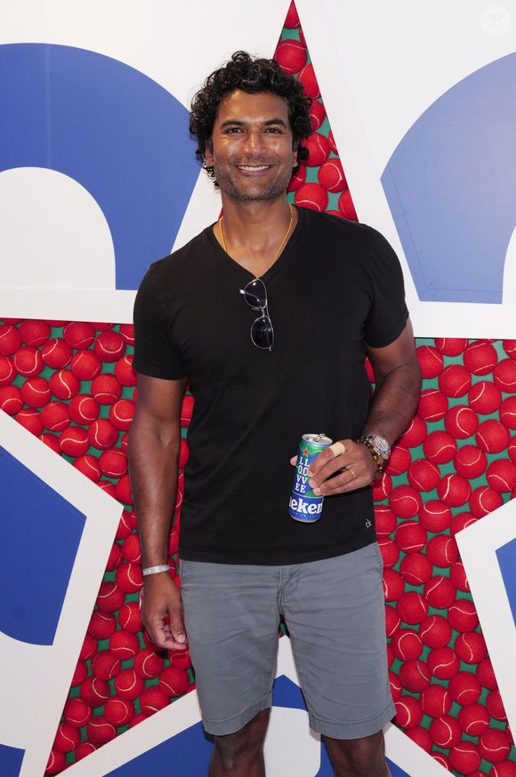 Sem o cabelão e a barba do personagem, Sendhil Ramamurthy fica completamente diferente na vida real