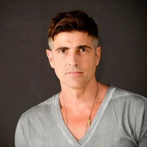 Para Verdades Secretas (2015), no papel do ex-modelo Anthony, adotou um visual inspirado no universo da moda, com corte undercut — laterais mais baixas e topo mais longo —, sugestão do próprio ator. O personagem manteve o rosto sem barba, valorizando a aparência sofisticada
