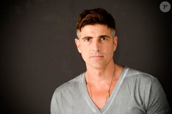 Para Verdades Secretas (2015), no papel do ex-modelo Anthony, adotou um visual inspirado no universo da moda, com corte undercut — laterais mais baixas e topo mais longo —, sugestão do próprio ator. O personagem manteve o rosto sem barba, valorizando a aparência sofisticada
