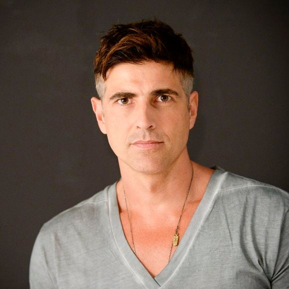 Para Verdades Secretas (2015), no papel do ex-modelo Anthony, adotou um visual inspirado no universo da moda, com corte undercut — laterais mais baixas e topo mais longo —, sugestão do próprio ator. O personagem manteve o rosto sem barba, valorizando a aparência sofisticada