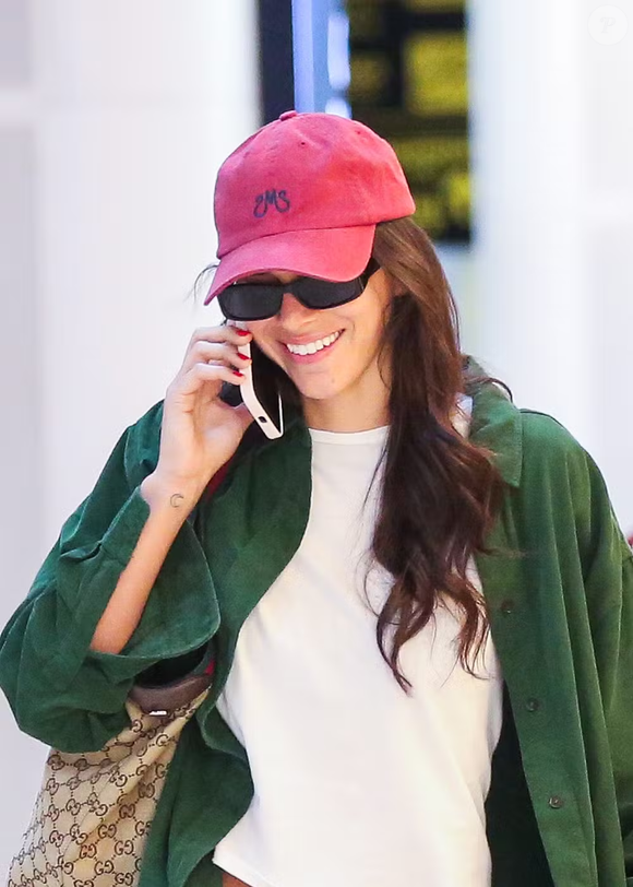 Referência quando o assunto é beleza e estilo, Bruna optou por boné vermelho da Mondepars (R$ 269), marca de moda de sua melhor amiga, Sasha Meneghel