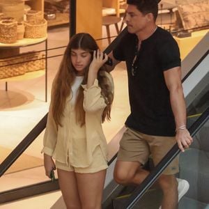 Cauã Reymond aproveitou a tarde desta quarta-feira (08) na companhia da filha, Sofia, fruto do casamento com Grazi Massafera