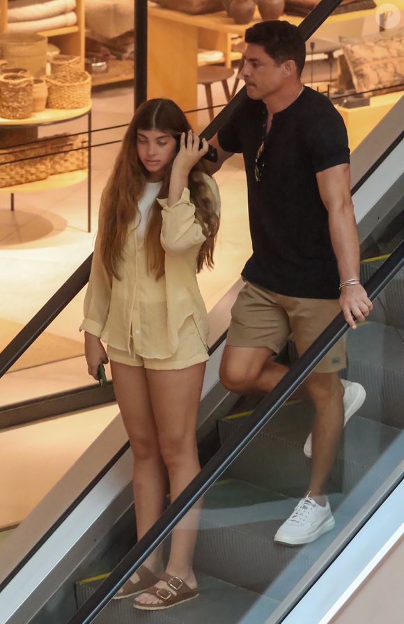 Cauã Reymond aproveitou a tarde desta quarta-feira (08) na companhia da filha, Sofia, fruto do casamento com Grazi Massafera