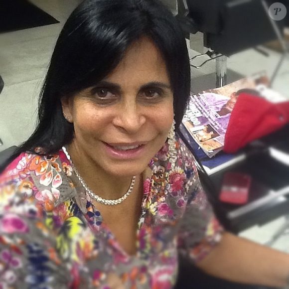 Gretchen também chegou a afirmar que realizava trabalhos como manicure e anunciou shows no país