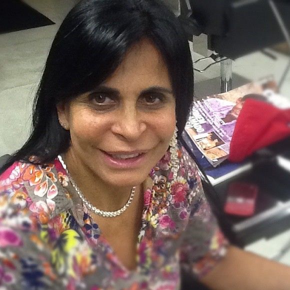 Gretchen também chegou a afirmar que realizava trabalhos como manicure e anunciou shows no país
