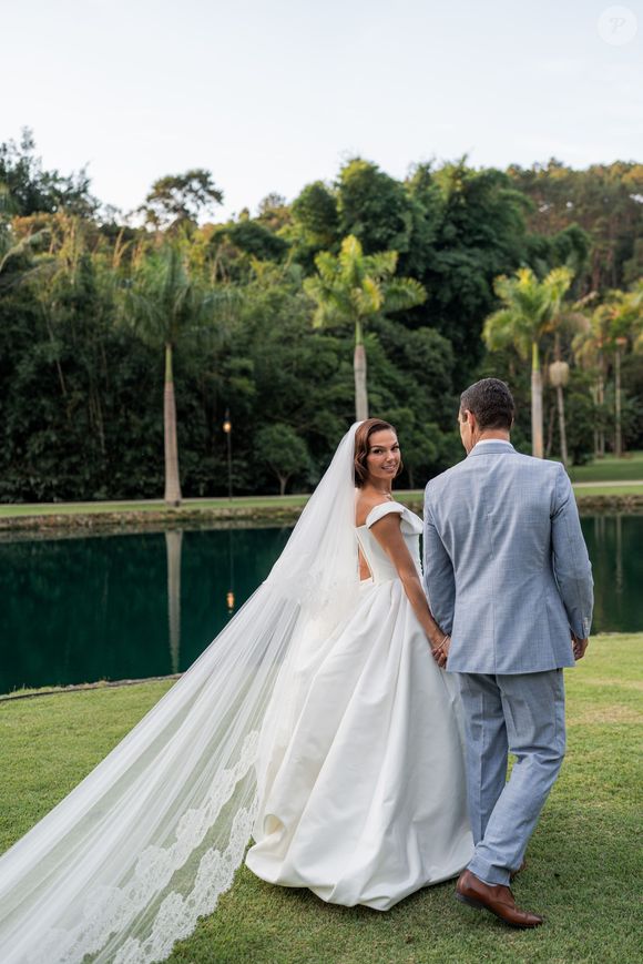 Vestido de noiva de Isis Valverde trouxe um véu catedral em tule marfim com acabamento em renda