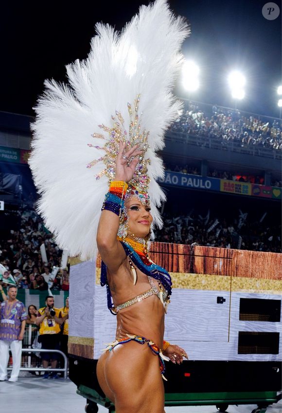 Corpo torneado de Viviane Araujo chamou atenção dos espectadores