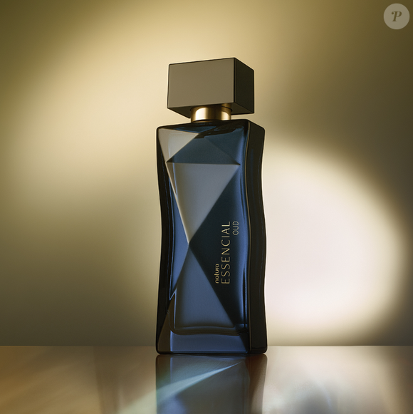 O perfume feminino Essencial Oud, de Natura, traz notas de pimenta-rosa, além de frutas secas, flores, e a baunilha no fundo.