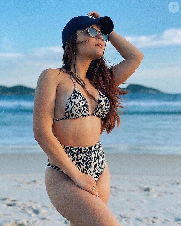 A estampa animal print também marcou presença no biquíni de Larissa Manoela, com calcinha hot pants.