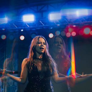 Lexa voltou aos palcos e comemorou a novidade com seus fãs no Instagram. Em sequência de registros do show postados por ela, a eterna "sapequinha" vibrou com seu retorno, que aconteceu em São Paulo, no sábado (24).