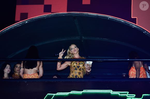 Focada na dieta, Virgínia Fonseca foi clicada com uma marmita na mão