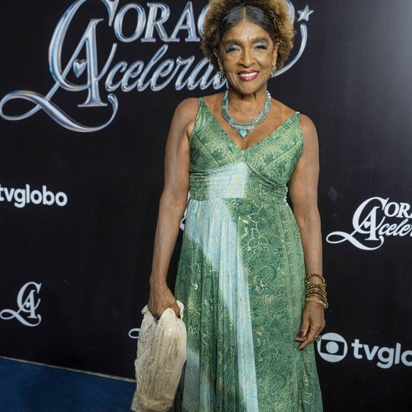 Zuleica Trindade, Zuzu (Elisa Lucinda) - Corajosa, generosa, forte e leal, é melhor amiga de Janete (Letícia Spiller) e madrinha de Agrado (Isadora Cruz). As duas se conheceram assim que Janete foi embora de Bom Retorno, passaram por vários sufocos juntas e nunca mais se separam. Dona da Caravana da Zu, viajam fazendo shows itinerantes em cidades pequenas pelo interior do Brasil.