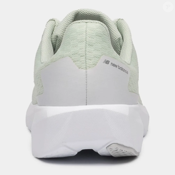 O cabedal em mesh é um dos destaques do New Balance 413 V3 Feminino, favorecendo a respirabilidade e o conforto durante o uso prolongado