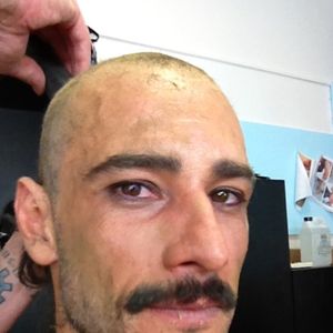 A preparação para '300' deixou uma lembrança nada agradável para Rodrigo Santoro. O ator contou que a depilação começou pelo peito e avançou até abaixo do umbigo, mas ele chorou de dor e decidiu interromper o procedimento antes de conseguir retirar os pelos das pernas e dos braços