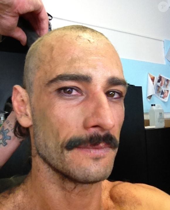 A preparação para '300' deixou uma lembrança nada agradável para Rodrigo Santoro. O ator contou que a depilação começou pelo peito e avançou até abaixo do umbigo, mas ele chorou de dor e decidiu interromper o procedimento antes de conseguir retirar os pelos das pernas e dos braços