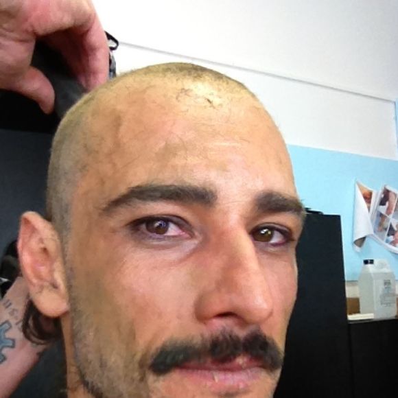 A preparação para '300' deixou uma lembrança nada agradável para Rodrigo Santoro. O ator contou que a depilação começou pelo peito e avançou até abaixo do umbigo, mas ele chorou de dor e decidiu interromper o procedimento antes de conseguir retirar os pelos das pernas e dos braços