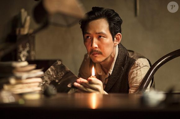 2015: de bigodinho, Lee Jung-jae estrelou o longa 'Assassination'