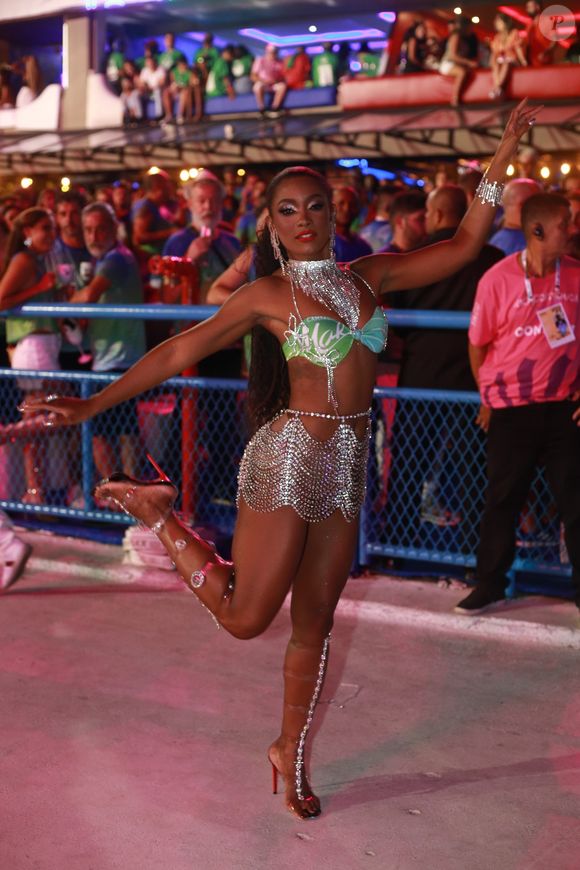 Erika Januza ficou durante 04 anos no posto de Rainha de Bateria da Viradouro.