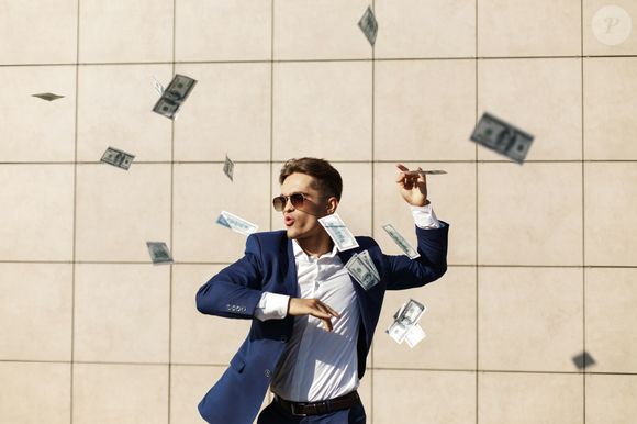 Vidas luxuosas dominam o feed, mas por trás de muitas dessas imagens existe endividamento, ansiedade e a necessidade constante de sustentar uma aparência. A verdadeira riqueza costuma seguir o caminho oposto: é silenciosa, discreta e pouco interessada em ser exibida...