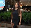 Aline usou um vestido preto justo ao corpo e laço frontal