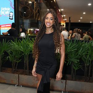 Aline usou um vestido preto justo ao corpo e laço frontal