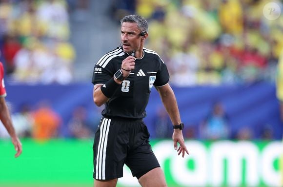 Escalado para apitar a final da Copa do Mundo de 2026 entre Argentina e Espanha, o árbitro esloveno Slavko Vinčić volta aos holofotes por um episódio ocorrido em 2020, quando foi detido durante uma operação policial na Bósnia e Herzegovina. Segundo o ge, ele foi liberado após prestar depoimento e nunca foi acusado de qualquer crime