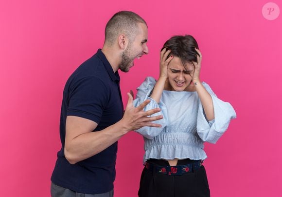 Especialistas alertam que comportamentos de controle, invasão de privacidade e intimidação não devem ser confundidos com demonstrações de amor ou cuidado