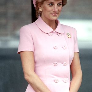 Considerada até hoje um dos grandes ícones de moda, Lady Di construiu uma imagem fashion marcada também por produções esportivas e casuais. Os looks em tons de rosa eram frequentes em seu guarda-roupa e ajudavam a reforçar sua estética feminina e elegante