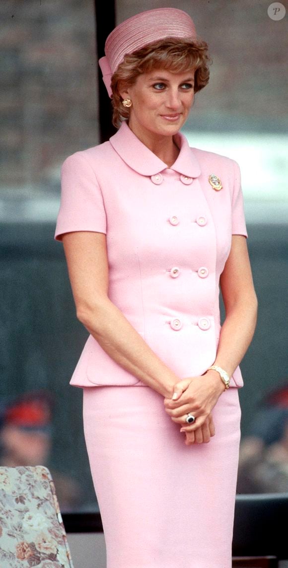 Considerada até hoje um dos grandes ícones de moda, Lady Di construiu uma imagem fashion marcada também por produções esportivas e casuais. Os looks em tons de rosa eram frequentes em seu guarda-roupa e ajudavam a reforçar sua estética feminina e elegante
