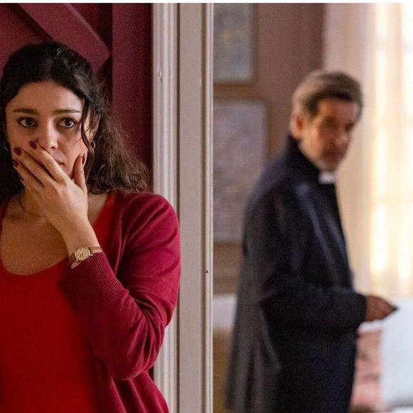 Gerluce (Sophie Charlotte) ouviu Arminda (Grazi Massafera) e Ferette (Murilo Benício) falarem sobre medicamentos falsos