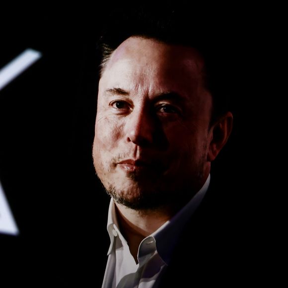 Elon Musk também quer que as luzes permaneçam baixas, para que consiga tirar um cochilo durante o voo. A regra vale até mesmo para as viagens mais curtas