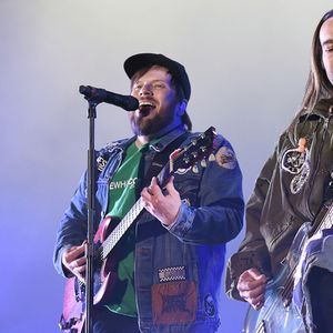 15. Fall Out Boy (2017) - Demonstrando consciência ambiental, a banda norte-americana optou por alimentação vegetariana e vegana, priorizando produtos locais. Também exigiram que nenhum item plástico fosse utilizado: copos, talheres e pratos descartáveis estavam proibidos em seu camarim.